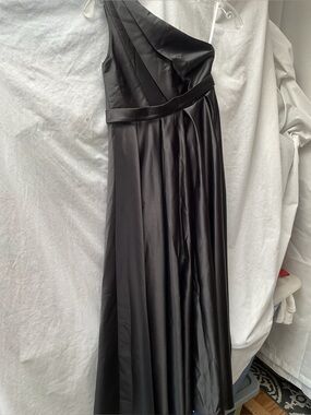 Elegant One-Shoulder Black Satin Evening Dress